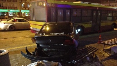 Pijany kierowca wjechał w przystanek. Pięć osób jest rannych