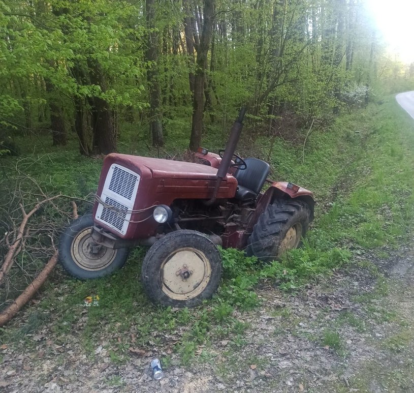 Pijany kierowca wpadł pod koła ciągnika /Facebook/Policja Lubelska /