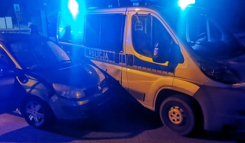Pijany kierowca zakończył swoją ucieczkę wjeżdzając w policyjny radiowóz. /Policja