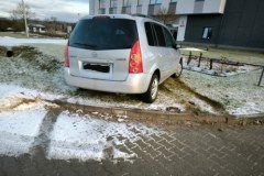 Pijany kierowca zaparkował na trawniku przed komendą policji