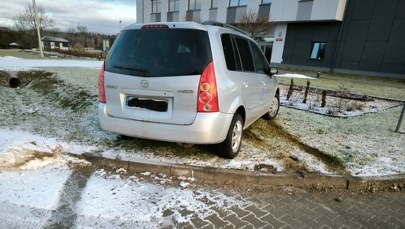 Pijany kierowca zaparkował na trawniku przed komendą policji