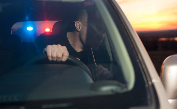 Pijany lekarz dotkliwie pobił policjanta, potem zaproponował łapówkę