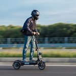 Pijany mężczyzna na hulajnodze jechał autostradą pod prąd