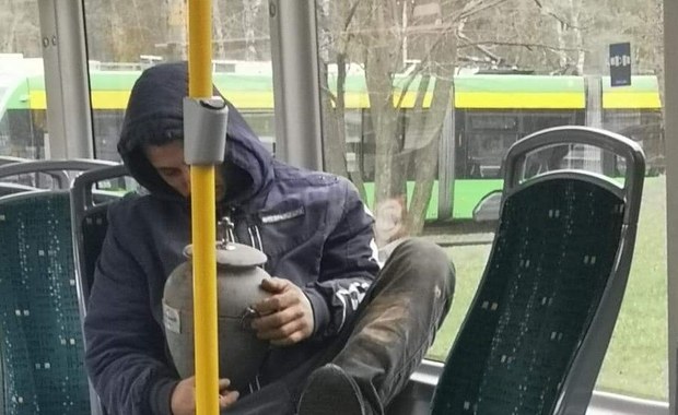 Pijany mężczyzna podróżował tramwajem z urną z prochami swojego ojca 