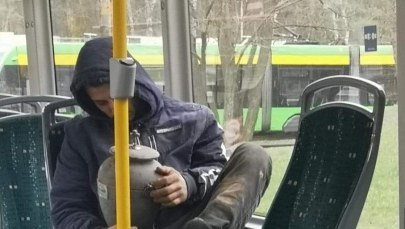Pijany mężczyzna podróżował tramwajem z urną z prochami swojego ojca 