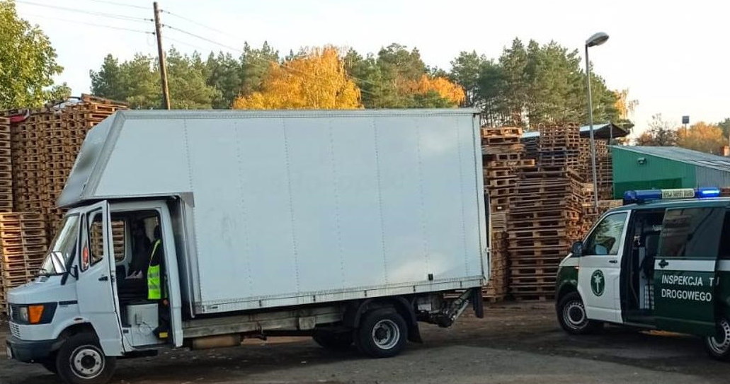 Pijany mężczyzna postanowił ukryć się w lesie. /ITD