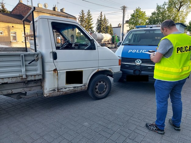 Pijany mężczyzna uderzył w radiowóz zaparkowany przed komendą /Policja Łódzka /Materiały prasowe