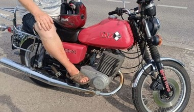 Pijany motocyklista nie miał kasku na głowie. Wiózł w nim coś cenniejszego