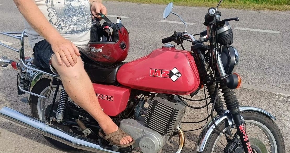 Pijany motocyklista postanowił wykorzystać kask do przewiezienia w nim butelek po piwie /Policja