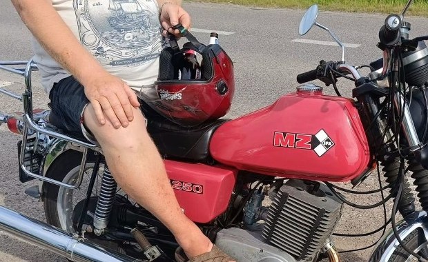 Pijany motocyklista. W kasku wiózł... butelki po piwie