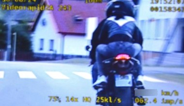 Pijany motocyklista z dożywotnim zakazem, uciekał 206 km/h z pasażerką