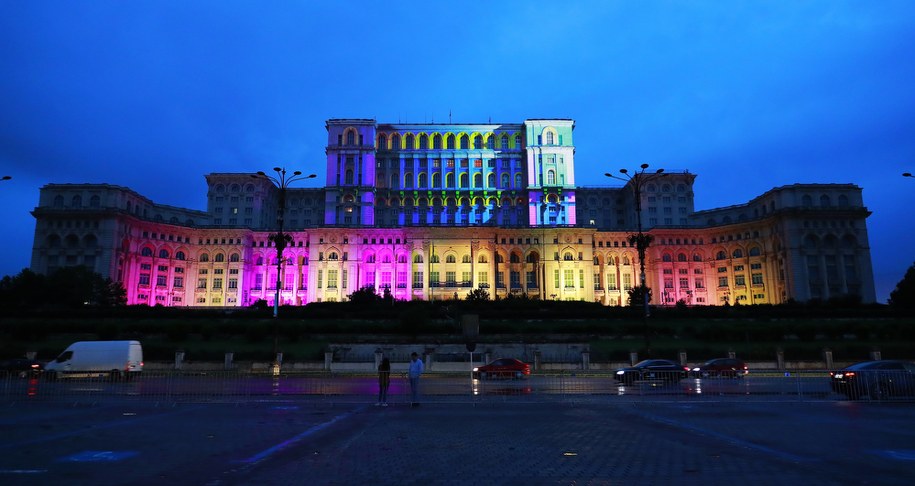 Pijany obywatel Irlandii przeskoczył ogrodzenie otaczające parlament Rumunii i włamał się do gmachu /ROBERT GHEMENT /PAP/EPA