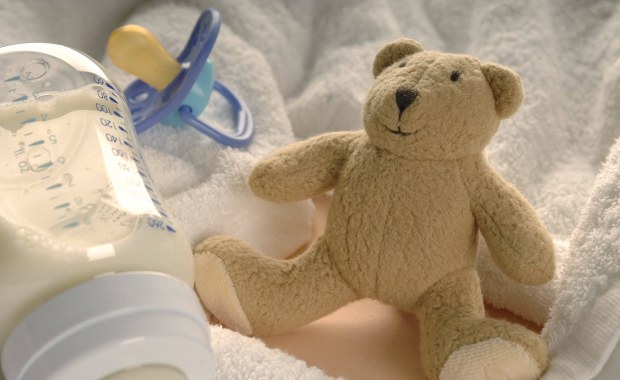 Pijany ojciec skrzywdził półrocznego synka. Sąd wydał wyrok