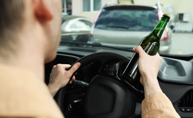 Pijany ojciec z dwójką małych dzieci w aucie. Postawa matki zdumiewa