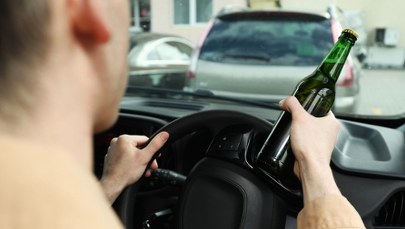 Pijany ojciec z dwójką małych dzieci w aucie. Postawa matki zdumiewa