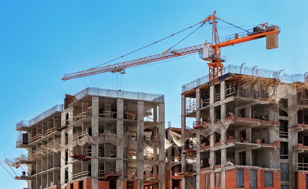 Pijany operator 40-metrowego żurawia. Szef nie mógł się z nim skontaktować