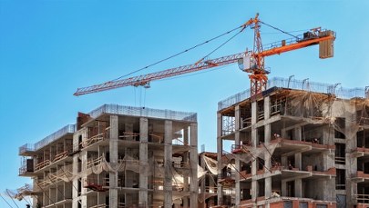 Pijany operator 40-metrowego żurawia. Szef nie mógł się z nim skontaktować