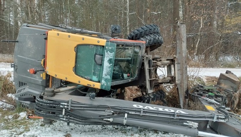 Pijany operator koparki przewrócił maszynę i uciekł do lasu. Szybko został zatrzymany  