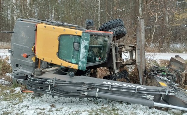Pijany operator koparki przewrócił maszynę i uciekł do lasu. Szybko został zatrzymany  