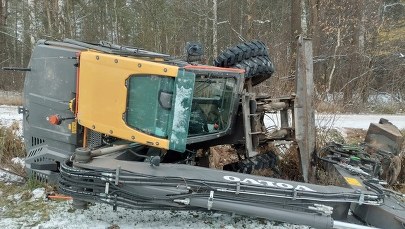 Pijany operator koparki przewrócił maszynę i uciekł do lasu. Szybko został zatrzymany  