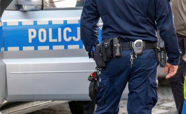 Pijany policjant groził nożem klientom baru w Warszawie