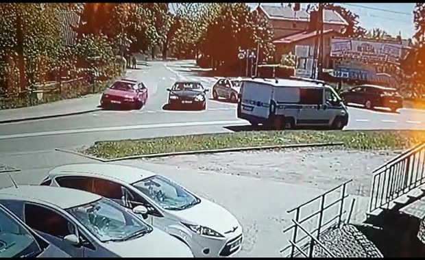 Pijany przejechał przez skrzyżowanie i zatrzymał się przed sklepem. Wszystko na oczach policjantów