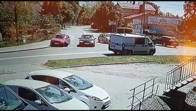 Pijany przejechał przez skrzyżowanie i zatrzymał się przed sklepem. Wszystko na oczach policjantów