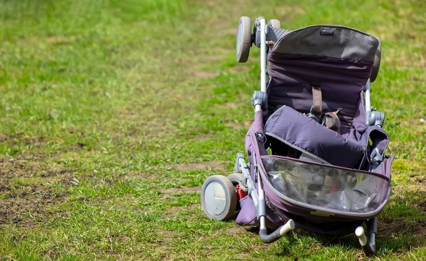 Pijany rowerzysta wjechał w wózek. 2-latek wypadł na drogę