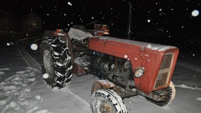 Pijany traktorzysta taranował ogrodzenia 