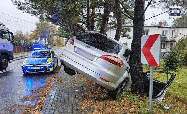 Pijany Ukrainiec zatrzymał się na drzewie. Tłumaczył, że "rano wypił jedno piwo"