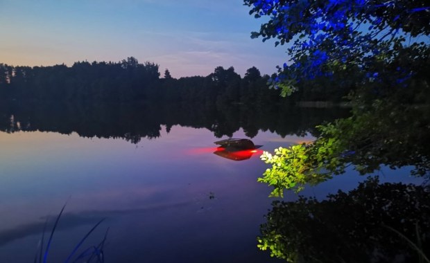 Pijany wjechał do jeziora. Kierowca zatrzymany po policyjnym pościgu