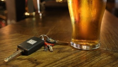 Pijany wjechał do rowu. Zadzwonił na policję z prośbą o pomoc