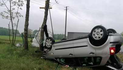 ​Pijany wjechał w przydrożny krzyż. Auto dachowało