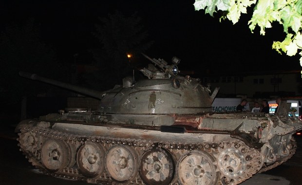 Pijany wybrał się na przejażdżkę po mieście... czołgiem. 49-latek zatrzymany