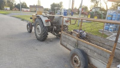 Pijany z dziećmi na rolniczej przyczepce 