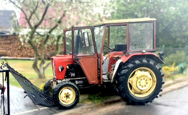 Pijany zasnął za kierownicą traktora i wjechał nim w ogrodzenie