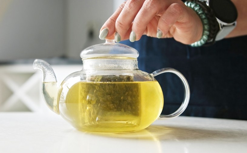 Piję rano zamiast kawy. Mam więcej energii, szybciej się koncentruję, a w pasie jest luźniej