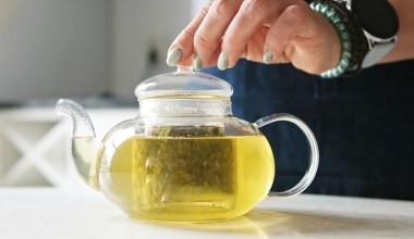 Piję rano zamiast kawy. Mam więcej energii, szybciej się koncentruję, a w pasie jest luźniej