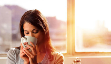 Pijesz kawę na czczo? Wyniki badań są jednoznaczne. Jest konkretna odpowiedź dla kawoszy 