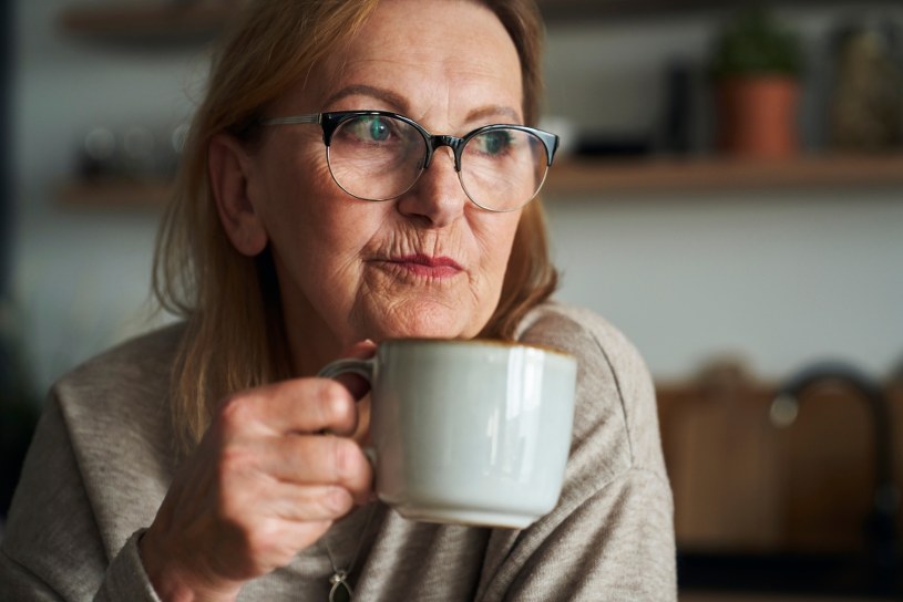 Pijesz kawę na pusty żołądek? Lekarka wyjaśnia, dlaczego to zły pomysł