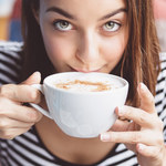 Pijesz kawę z mlekiem w ciągu dnia? Lekarka: to droga do insulinooporności i tycia