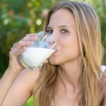 Pijesz kefir codziennie? Jedna szklanka może zrobić różnicę dla jelit
