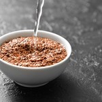 ​Pijesz siemię lniane przed czy po śniadaniu? Dietetycy zdradzają najlepszą porę