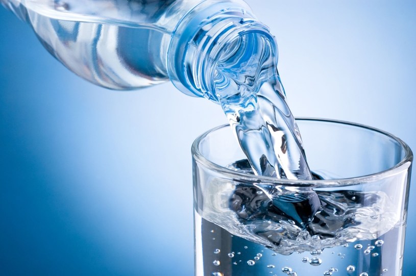 Pijesz tylko butelkowaną wodę? Może się okazać, że zupełnie niepotrzebnie /123RF/PICSEL