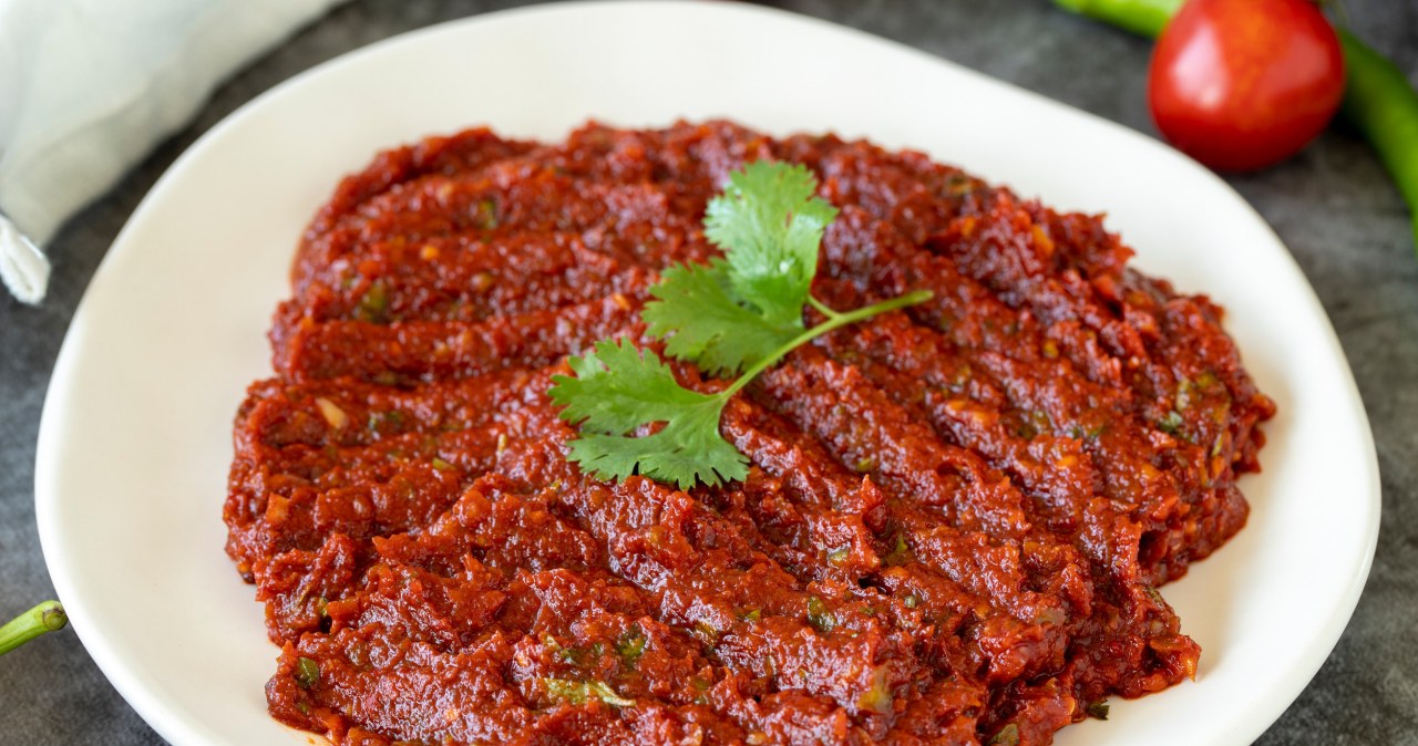 Pikantna, marokańska pasta harissa świetnie podkreśla smak mięs /enezselvi /123RF/PICSEL