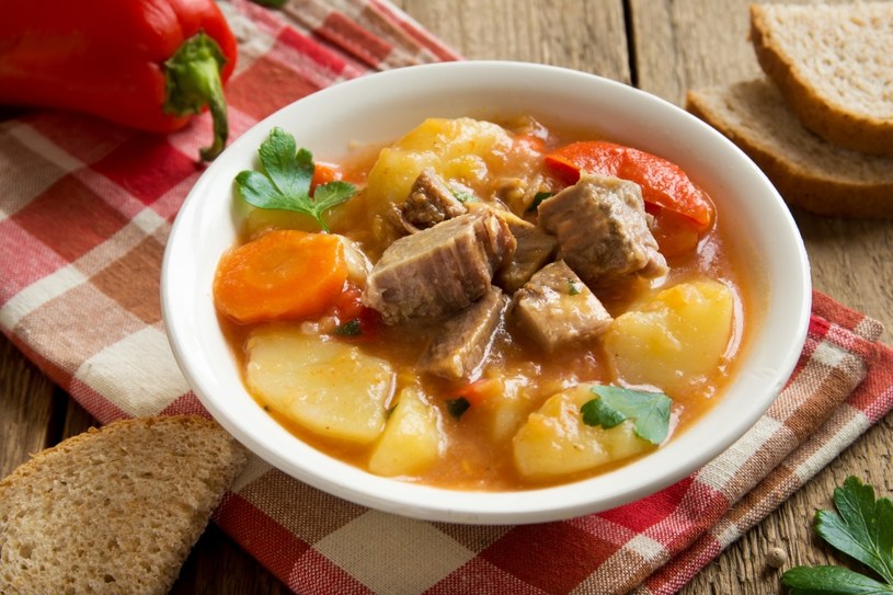 Pikantna zupa gulaszowa zaspokoi każdy głód /123RF/PICSEL