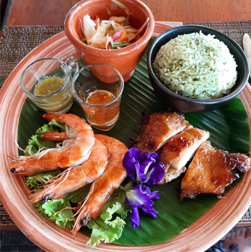 Pikantne sałatki, słodko kwaśne sosy, ryż i owoce morza to kwintesencja kuchni połudnowej Tajlandii /Iza Grelowska /Styl.pl