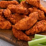 Pikantne skrzydełka Buffalo z serowym sosem. Danie jak z amerykańskiej restauracji 