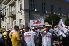 Pikieta "Solidarności" przed Pałacem Prezydenckim