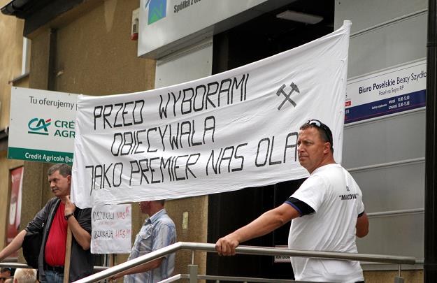 Pikieta górników z kopalni Makoszowy przed biurem poselskim Beaty Szydło w Brzeszczach /PAP